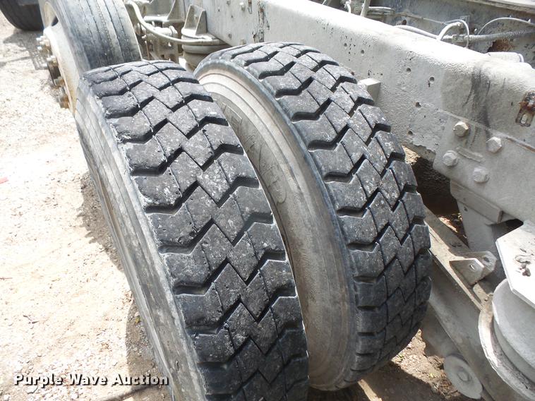 image for item G1160 2004 Kenworth T800 truck cab and chassis