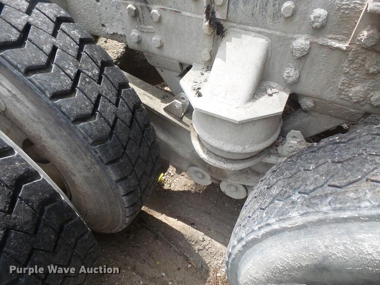 image for item G1160 2004 Kenworth T800 truck cab and chassis