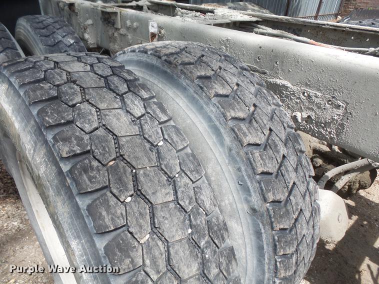 image for item G1160 2004 Kenworth T800 truck cab and chassis