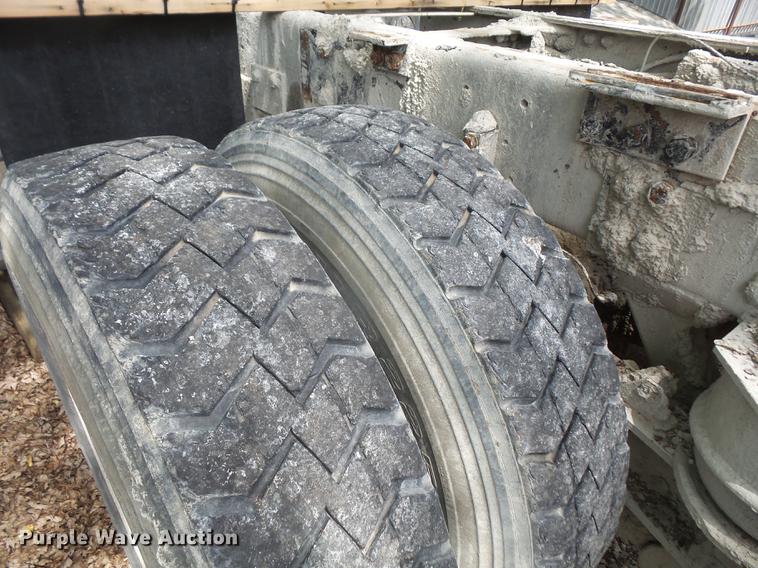 image for item G1160 2004 Kenworth T800 truck cab and chassis