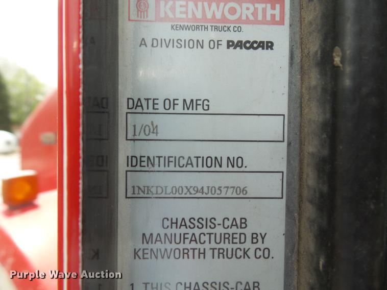 image for item G1160 2004 Kenworth T800 truck cab and chassis