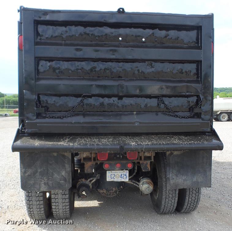 image for item J8513 2006 Peterbilt 335 dump truck