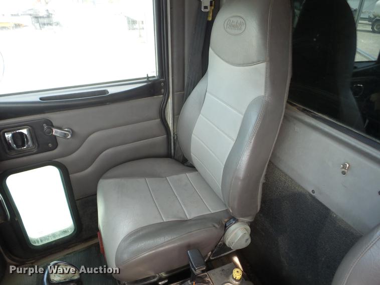 image for item J8513 2006 Peterbilt 335 dump truck