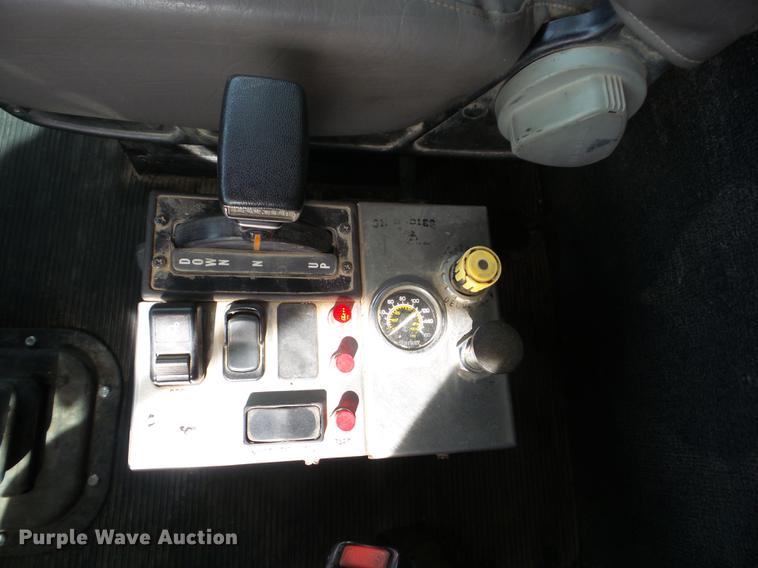 image for item J8513 2006 Peterbilt 335 dump truck