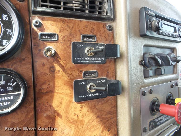 image for item J8513 2006 Peterbilt 335 dump truck