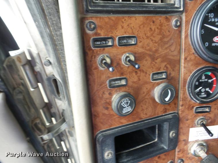 image for item J8513 2006 Peterbilt 335 dump truck