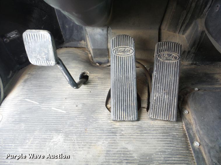 image for item J8513 2006 Peterbilt 335 dump truck