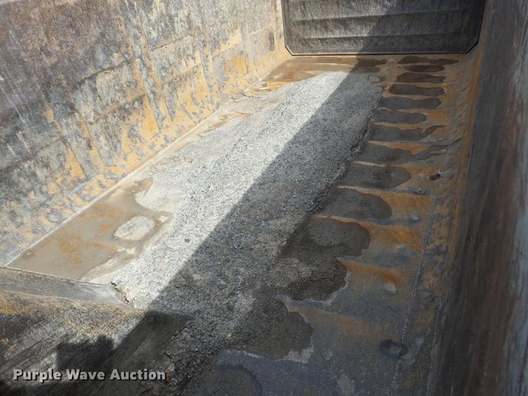 image for item J8513 2006 Peterbilt 335 dump truck