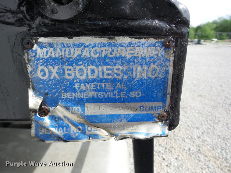 image for item J8513 2006 Peterbilt 335 dump truck