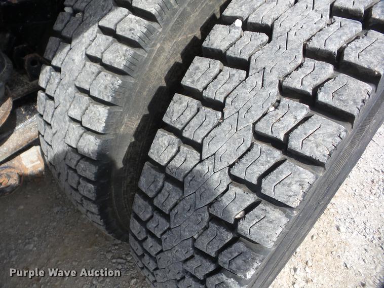 image for item J8513 2006 Peterbilt 335 dump truck