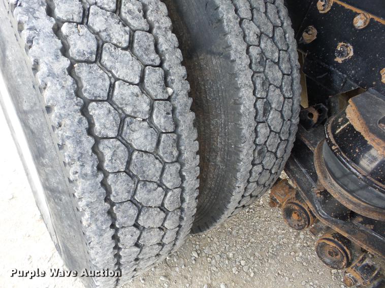 image for item J8513 2006 Peterbilt 335 dump truck