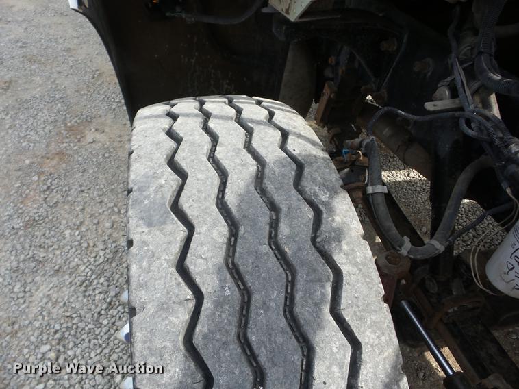 image for item J8513 2006 Peterbilt 335 dump truck