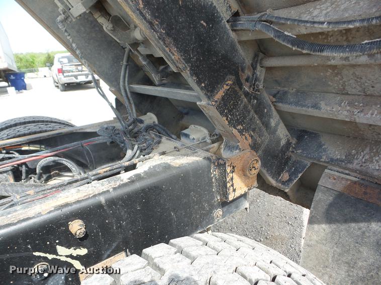 image for item J8513 2006 Peterbilt 335 dump truck