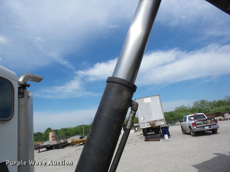 image for item J8513 2006 Peterbilt 335 dump truck