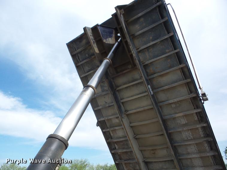 image for item J8513 2006 Peterbilt 335 dump truck