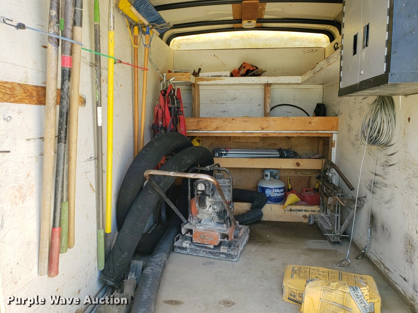 1986 Wells Cargo enclosed cargo trailer in Kansas City, MO | Item EK9011  sold | Purple Wave