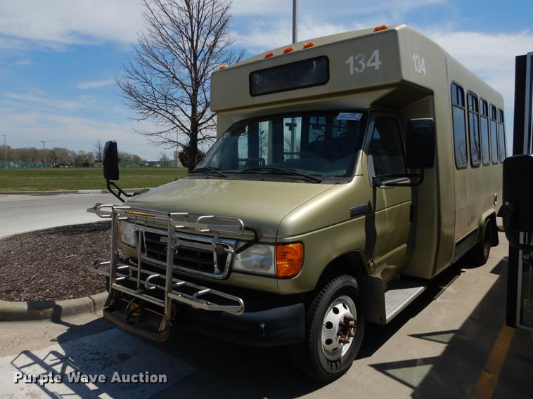 image for item DB6196 2006 Ford E450 shuttle bus