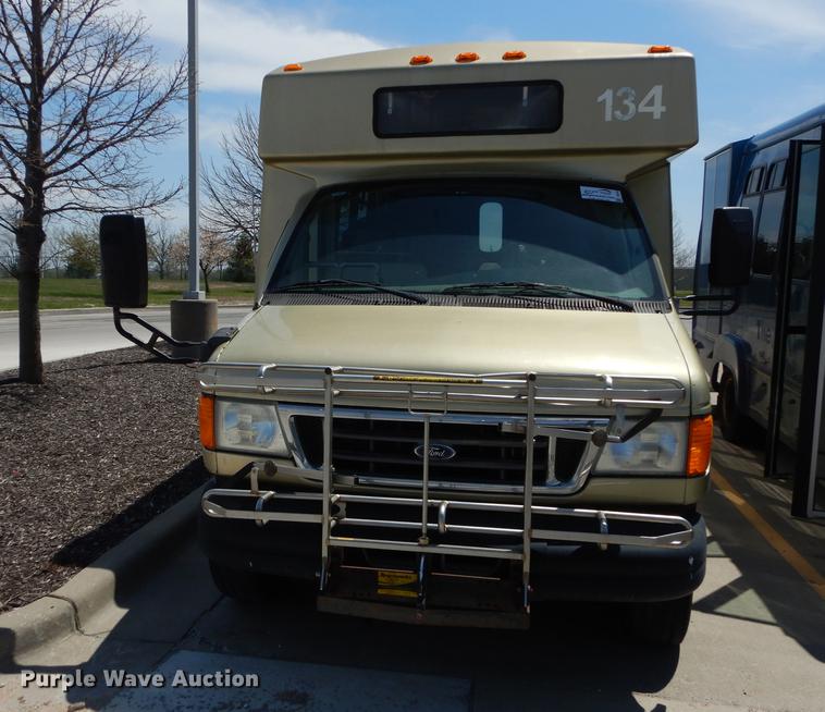 image for item DB6196 2006 Ford E450 shuttle bus