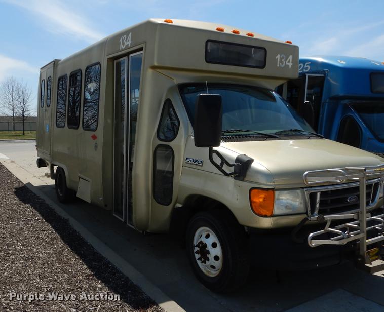 image for item DB6196 2006 Ford E450 shuttle bus