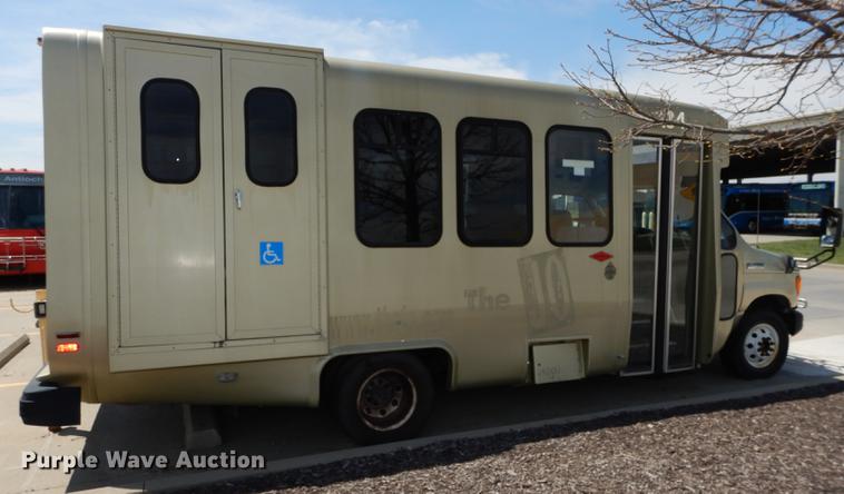 image for item DB6196 2006 Ford E450 shuttle bus
