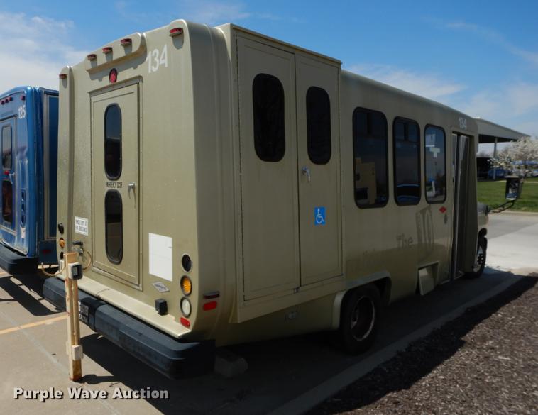 image for item DB6196 2006 Ford E450 shuttle bus