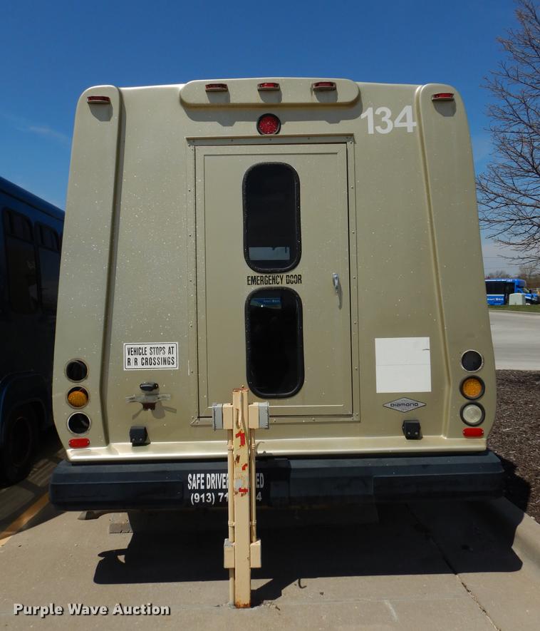 image for item DB6196 2006 Ford E450 shuttle bus