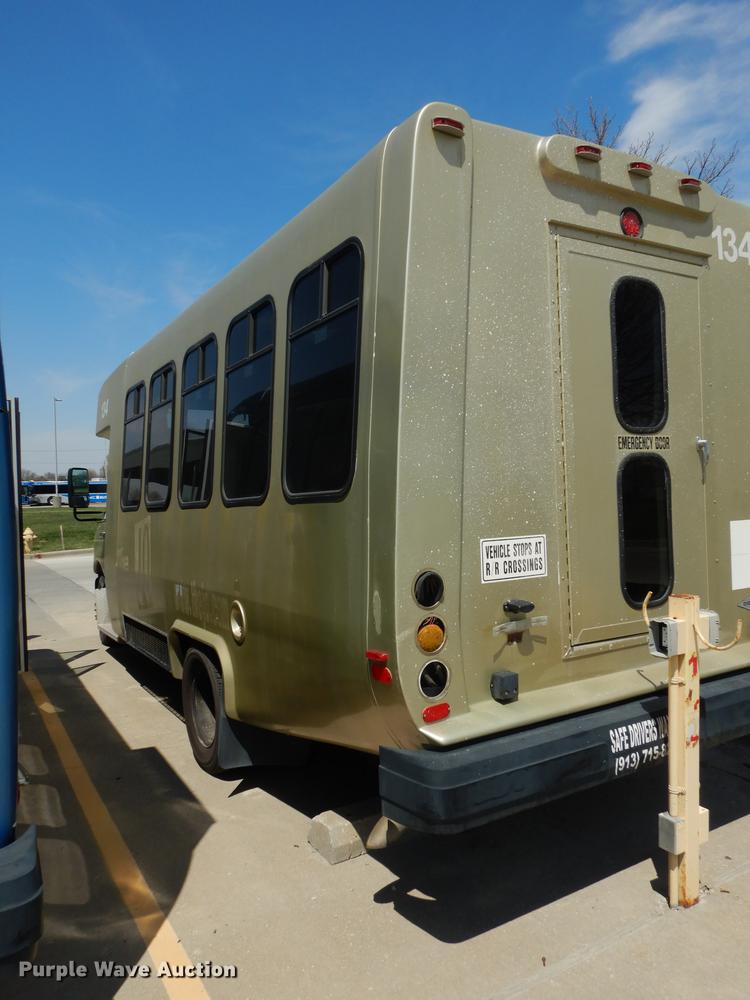 image for item DB6196 2006 Ford E450 shuttle bus