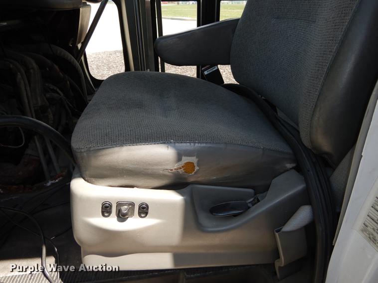 image for item DB6196 2006 Ford E450 shuttle bus