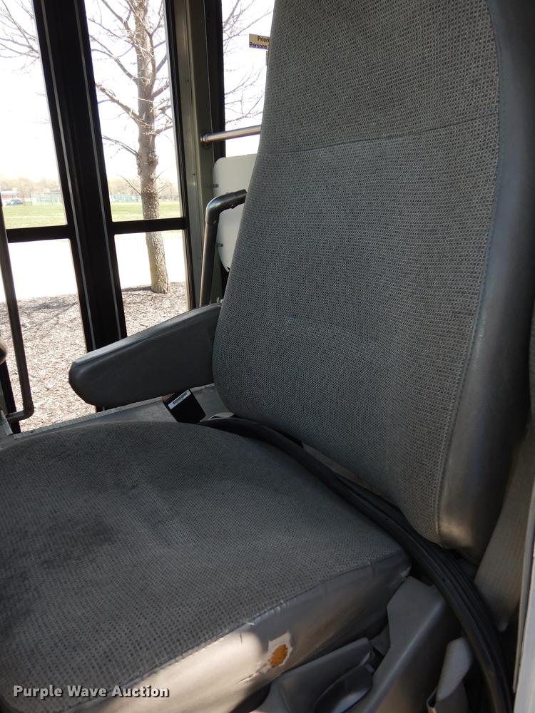 image for item DB6196 2006 Ford E450 shuttle bus