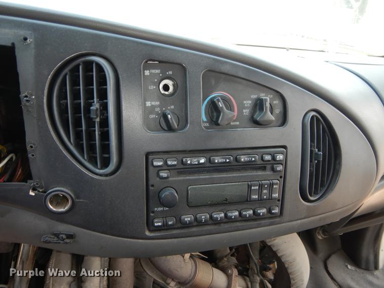 image for item DB6196 2006 Ford E450 shuttle bus