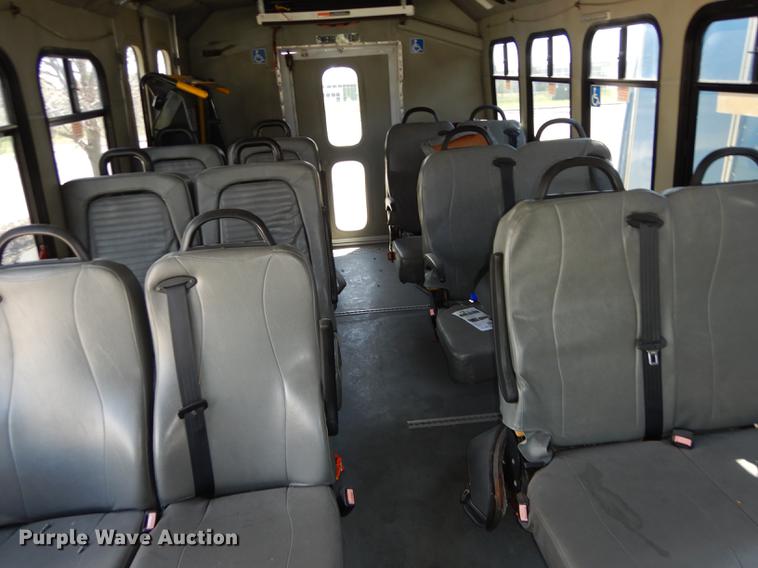 image for item DB6196 2006 Ford E450 shuttle bus