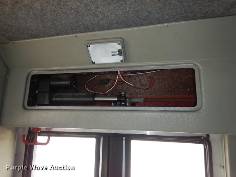 image for item DB6196 2006 Ford E450 shuttle bus