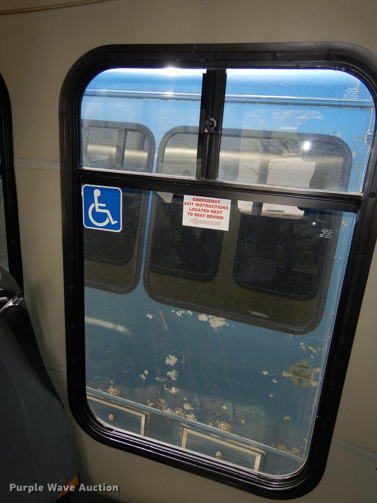 image for item DB6196 2006 Ford E450 shuttle bus