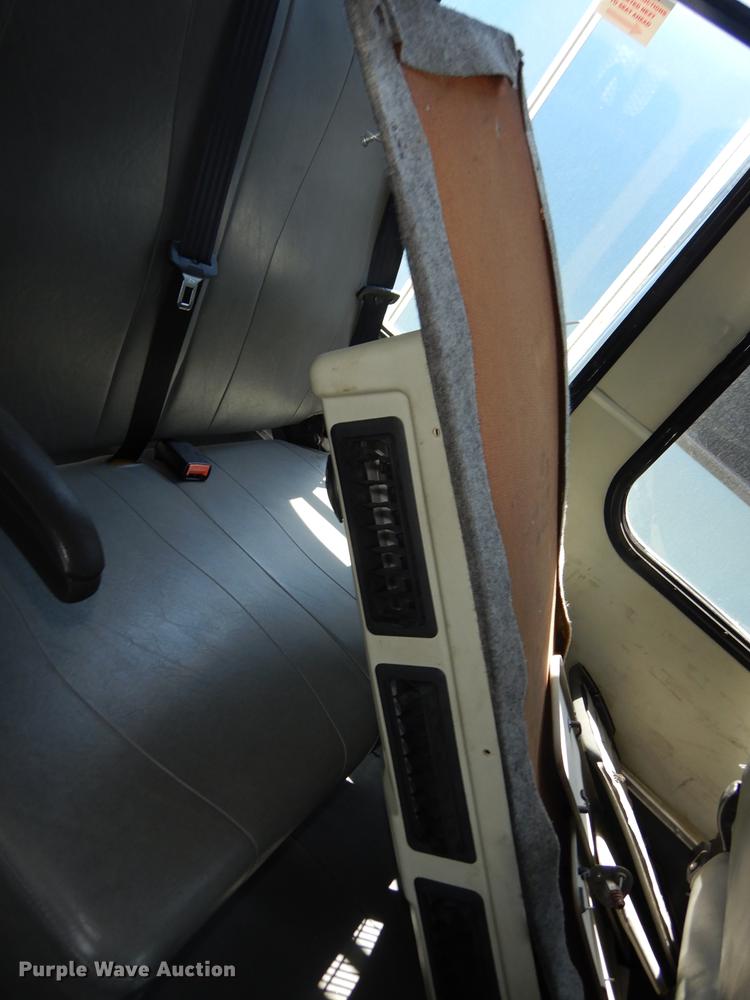 image for item DB6196 2006 Ford E450 shuttle bus