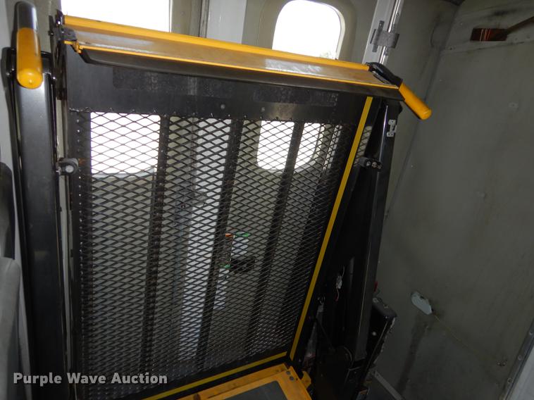 image for item DB6196 2006 Ford E450 shuttle bus