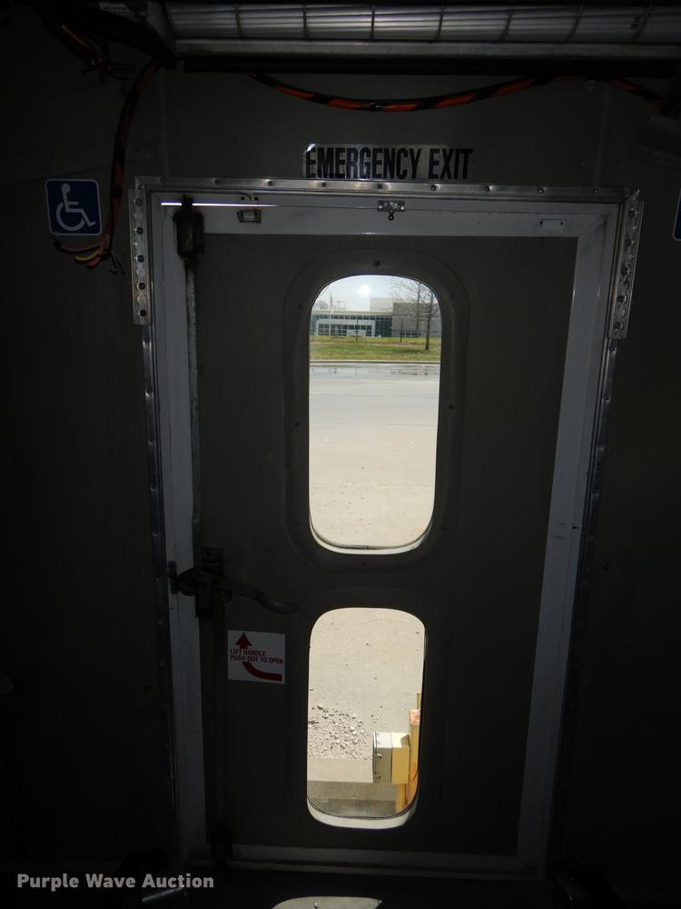 image for item DB6196 2006 Ford E450 shuttle bus