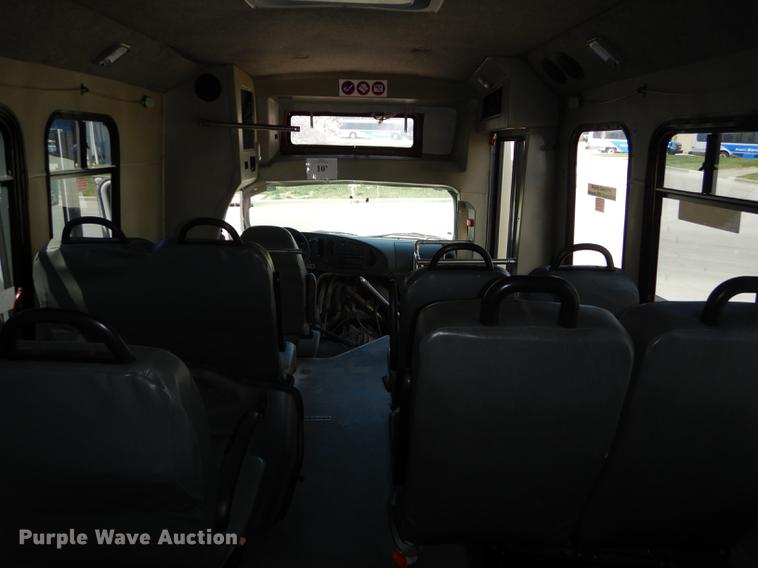 image for item DB6196 2006 Ford E450 shuttle bus