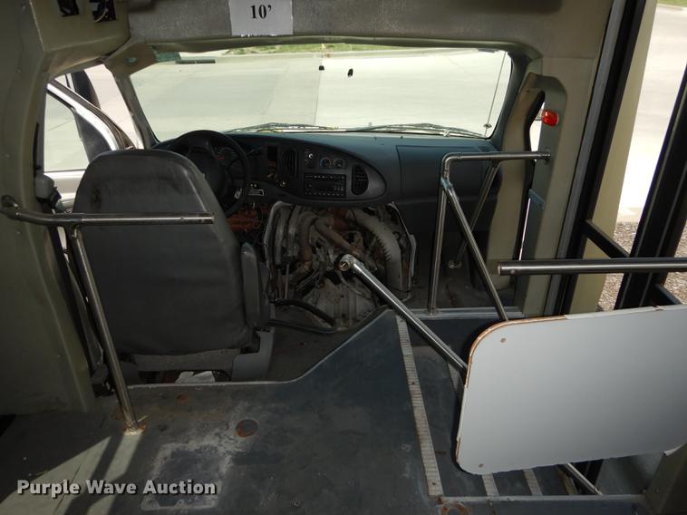 image for item DB6196 2006 Ford E450 shuttle bus
