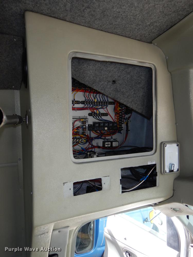 image for item DB6196 2006 Ford E450 shuttle bus