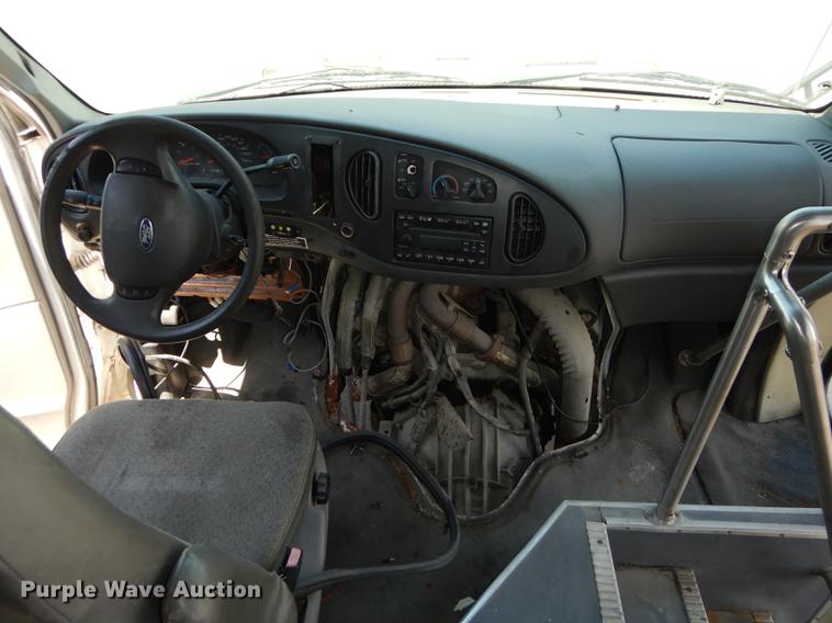 image for item DB6196 2006 Ford E450 shuttle bus