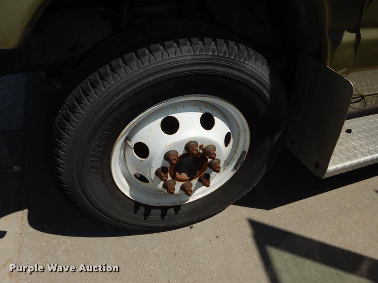 image for item DB6196 2006 Ford E450 shuttle bus