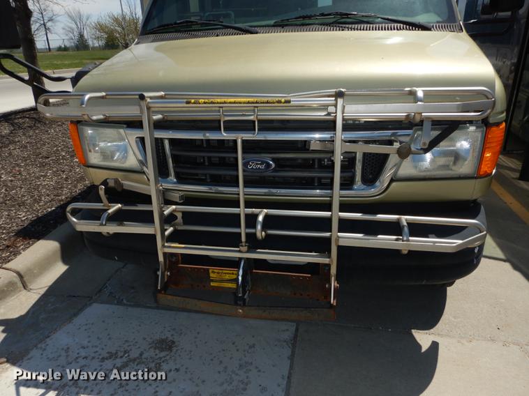 image for item DB6196 2006 Ford E450 shuttle bus