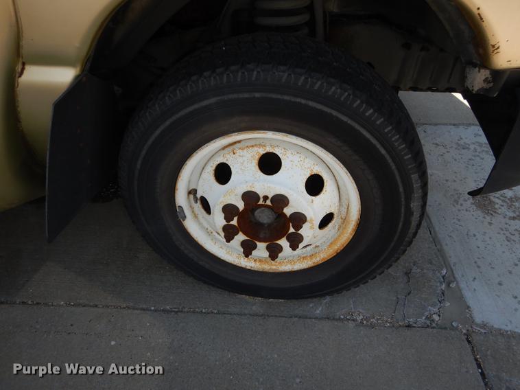 image for item DB6196 2006 Ford E450 shuttle bus