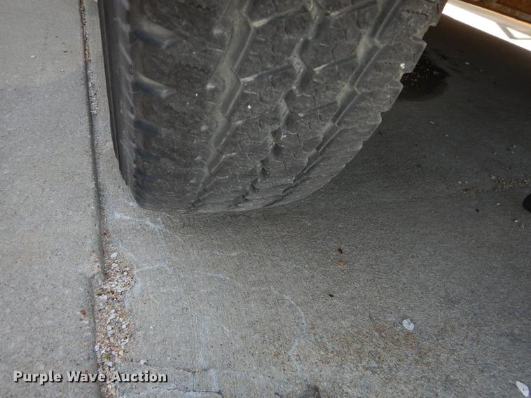 image for item DB6196 2006 Ford E450 shuttle bus