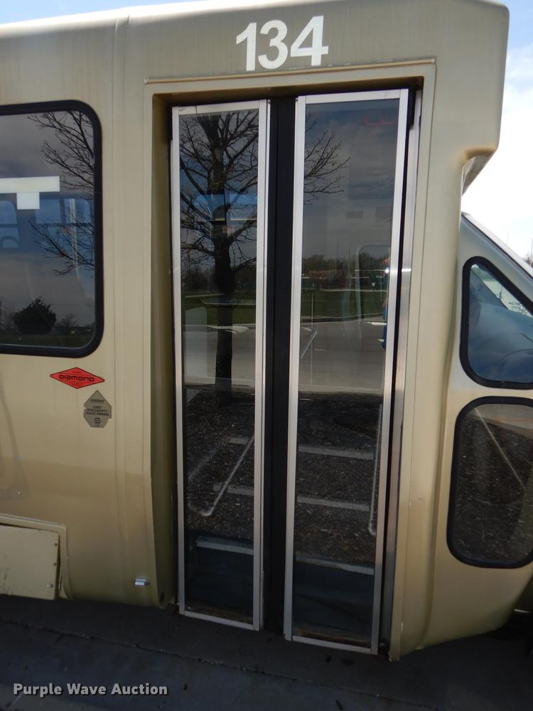 image for item DB6196 2006 Ford E450 shuttle bus