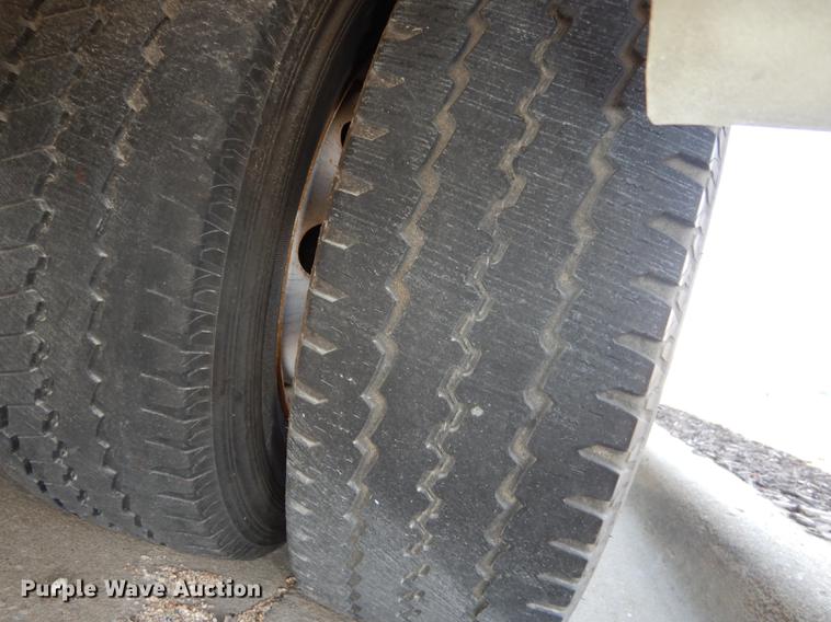 image for item DB6196 2006 Ford E450 shuttle bus