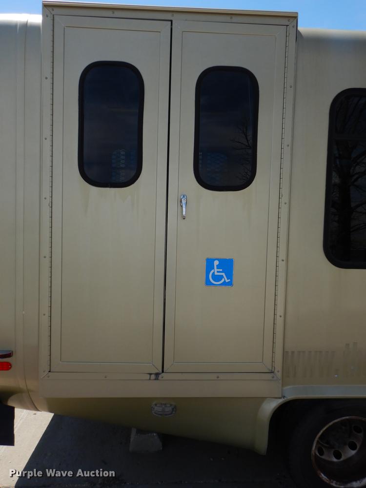 image for item DB6196 2006 Ford E450 shuttle bus