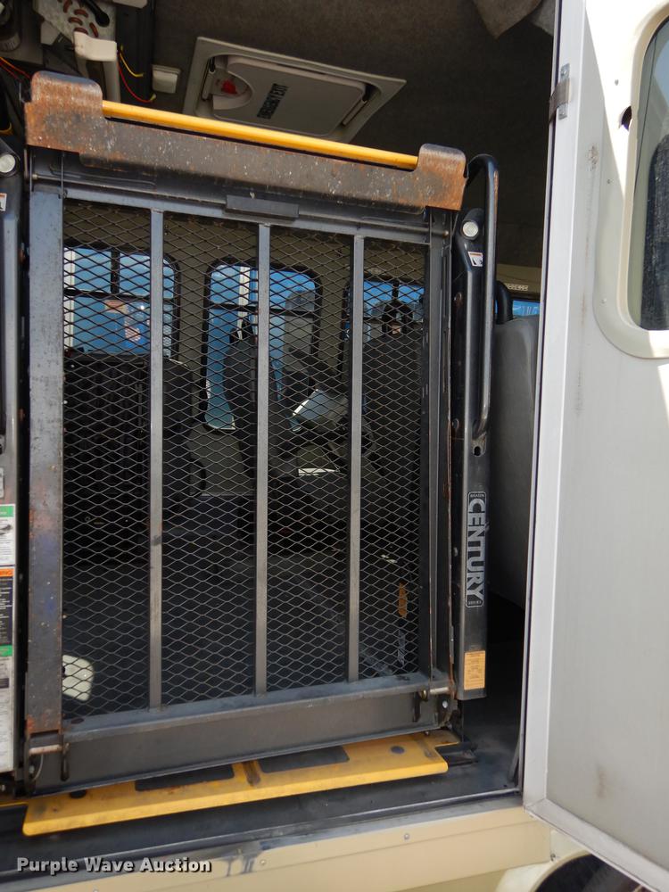 image for item DB6196 2006 Ford E450 shuttle bus