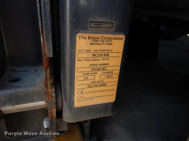 image for item DB6196 2006 Ford E450 shuttle bus