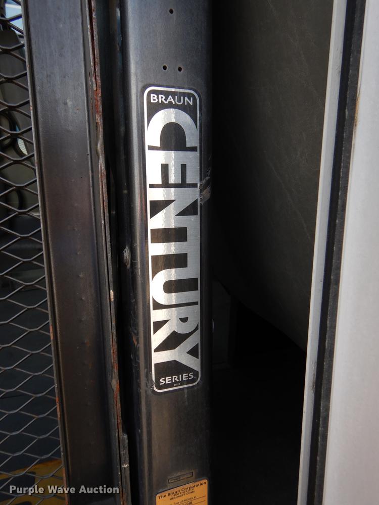 image for item DB6196 2006 Ford E450 shuttle bus